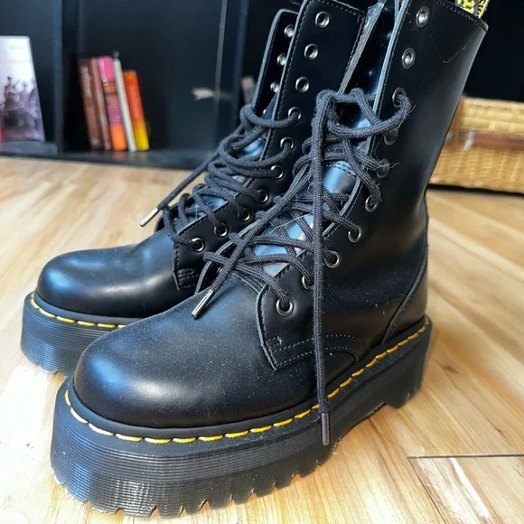 NWOB! Dr Martens Airwair SZ 7, men’s black lace up shoes. 1460 Smooth Leather Lace Up Boots in Black | Dr. Martens main image 3